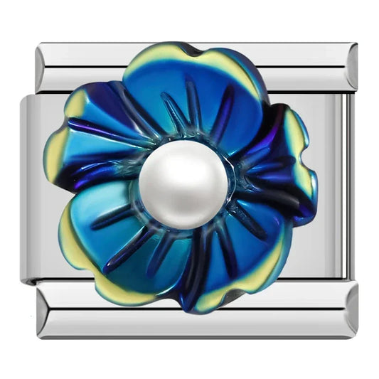 Blau-weißer Perlenblumen-Charm
